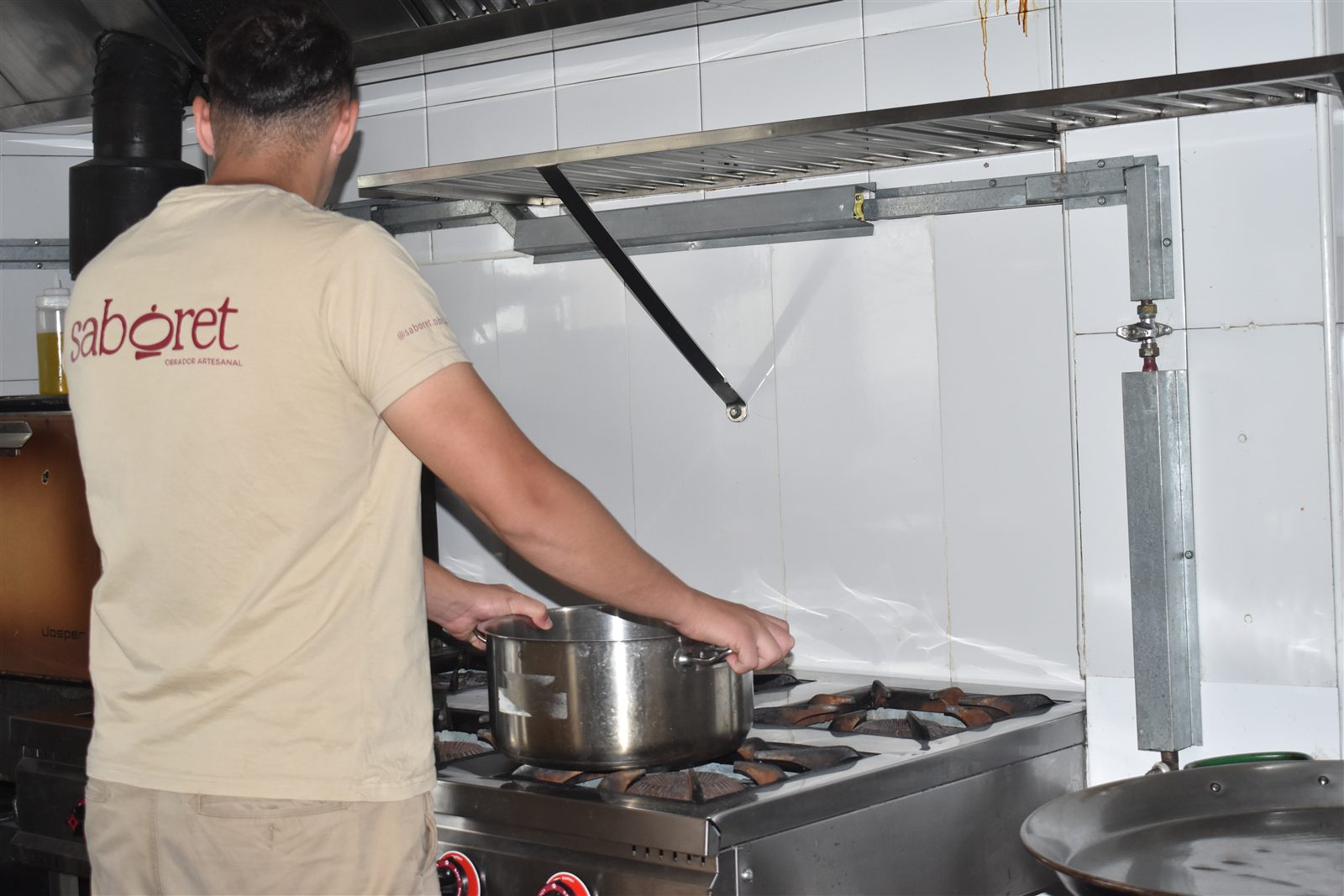 Cocinero preparando croquetas artesanas a mano en el obrador de Saboret, Alcora